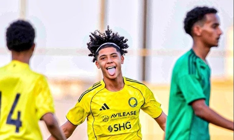 Con trai Ronaldo ghi sieu pham da phat hinh anh