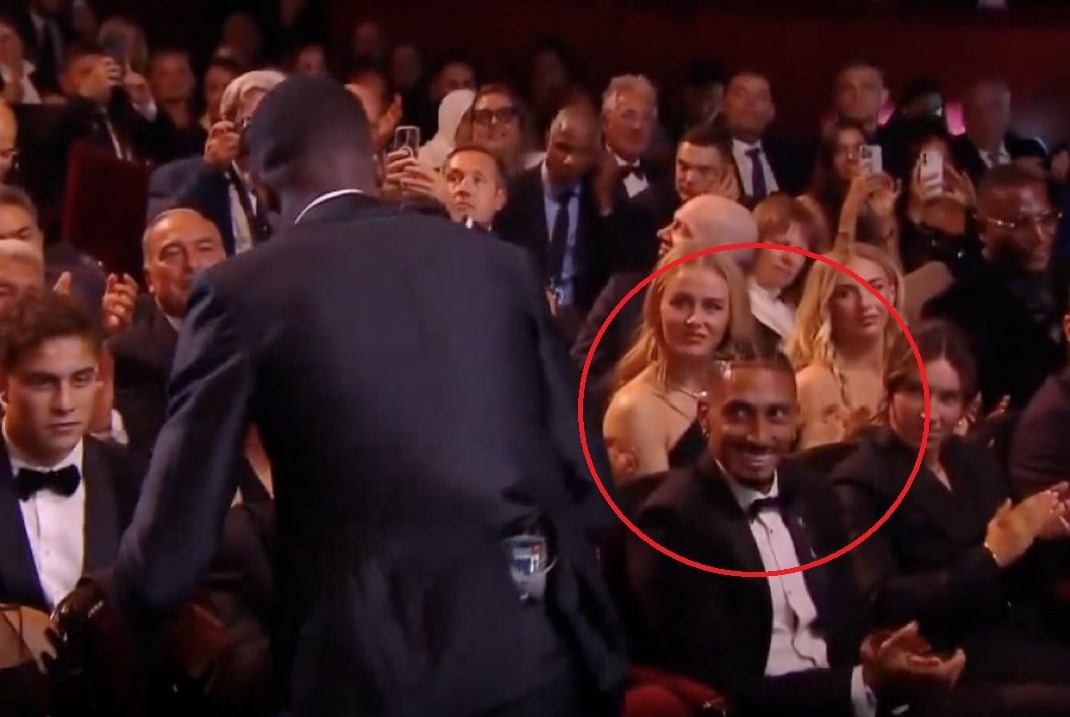 Bieu cam gay sot cua Raphinha khi Dembele gianh Qua bong vang hinh anh