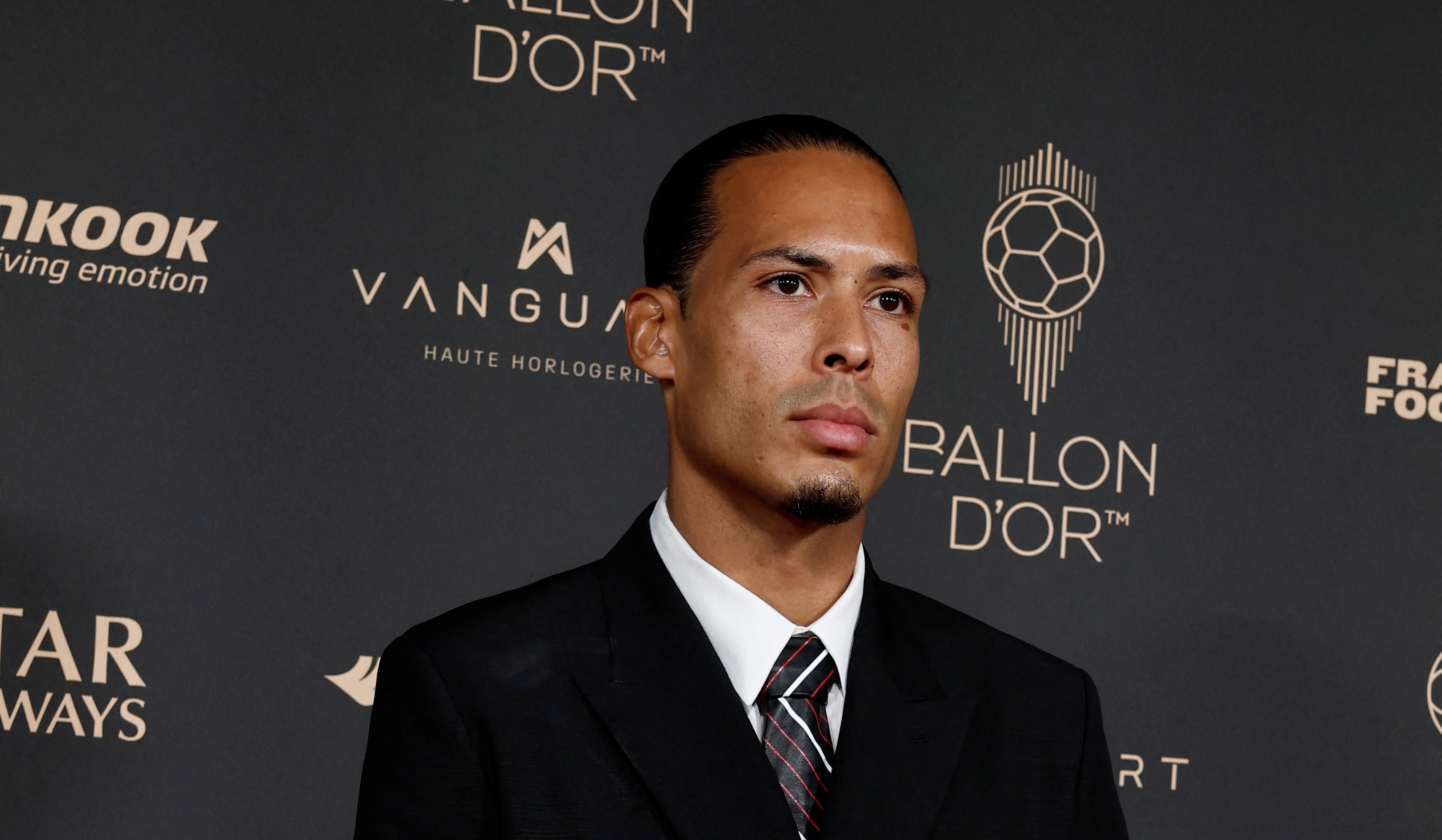 Phan ung cua Van Dijk truoc tranh cai o Qua bong vang 2025 hinh anh