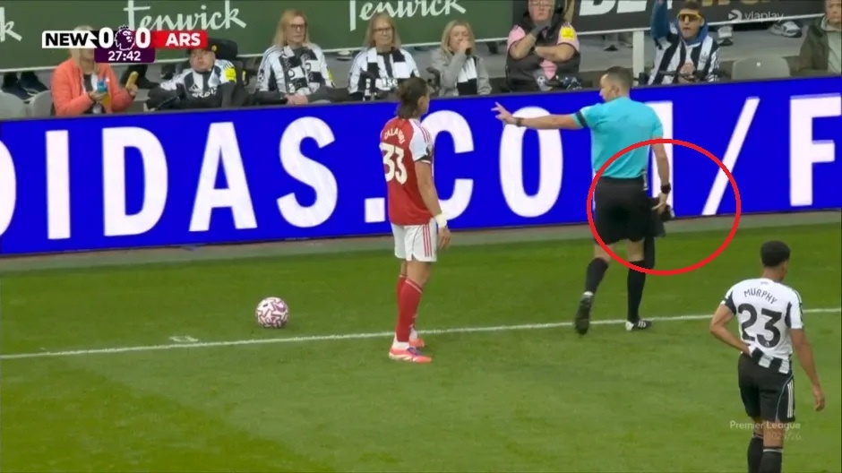 Tinh huong hy huu o tran thang cua Arsenal hinh anh