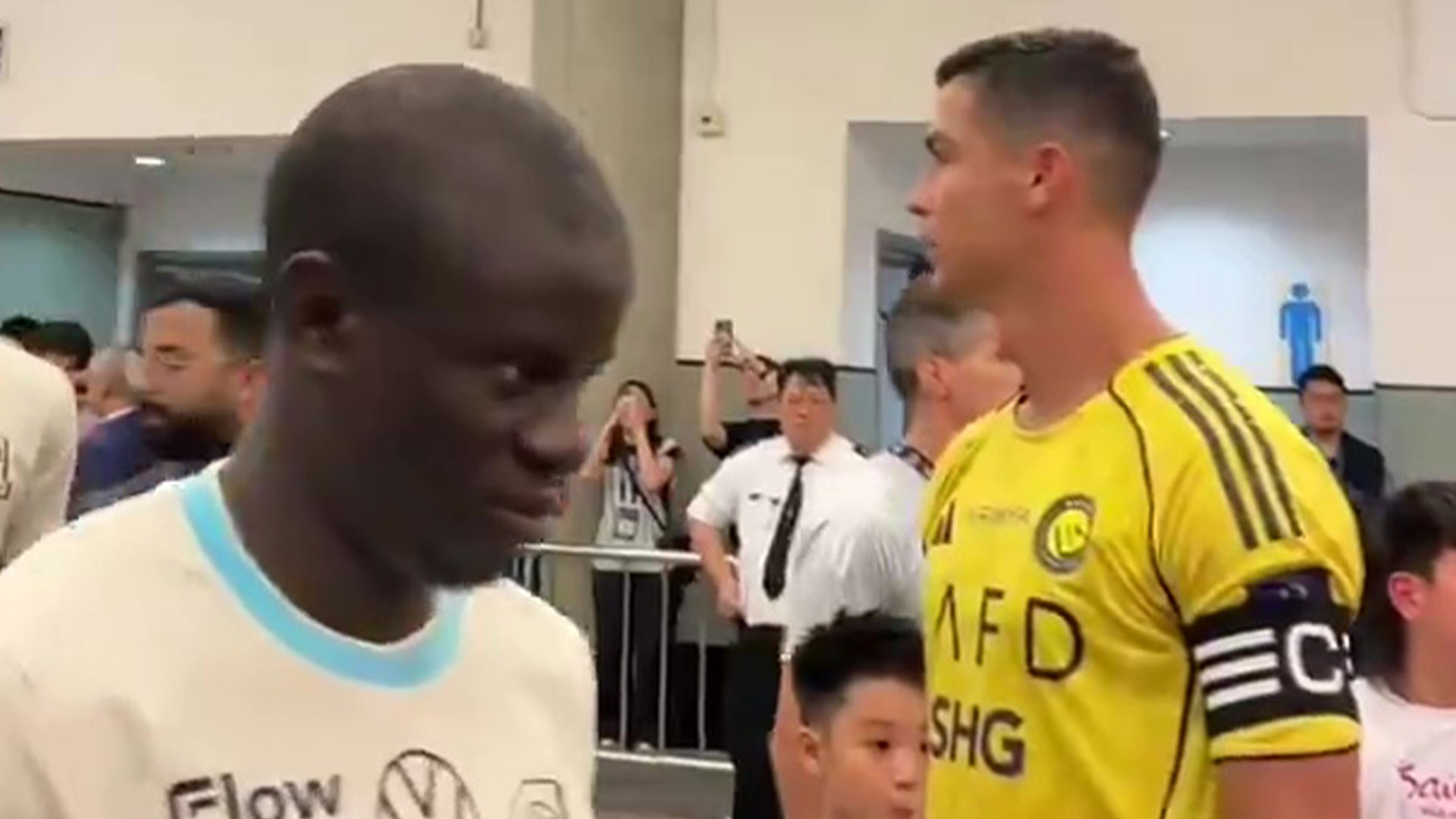 Khoanh khac Kante phot lo Ronaldo gay bao hinh anh