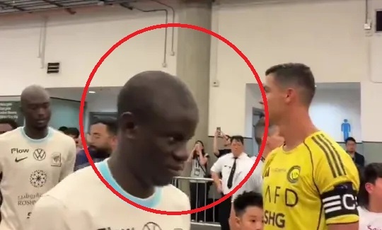 Kante luot qua, khong bat tay Ronaldo hinh anh