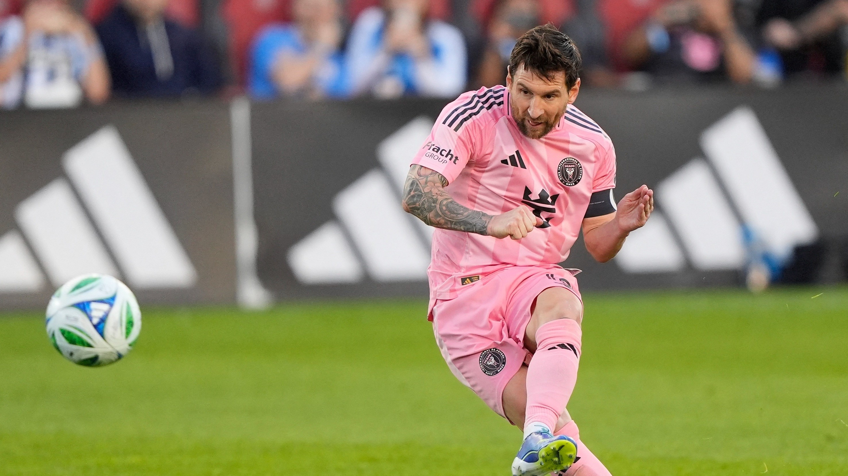 Cu sut cuc te cua Messi hinh anh