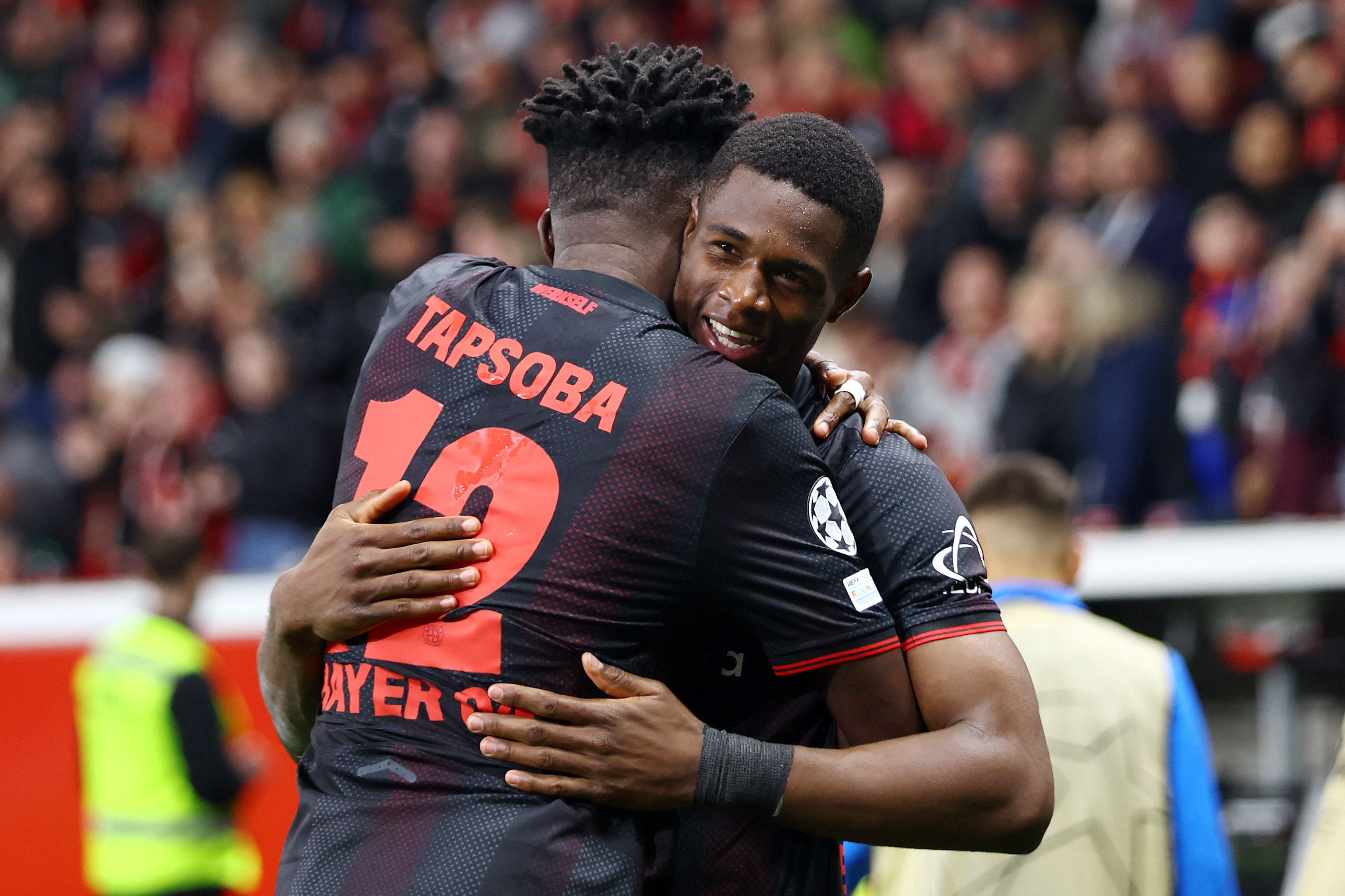 Leverkusen bay cao sau khi sa thai Ten Hag hinh anh