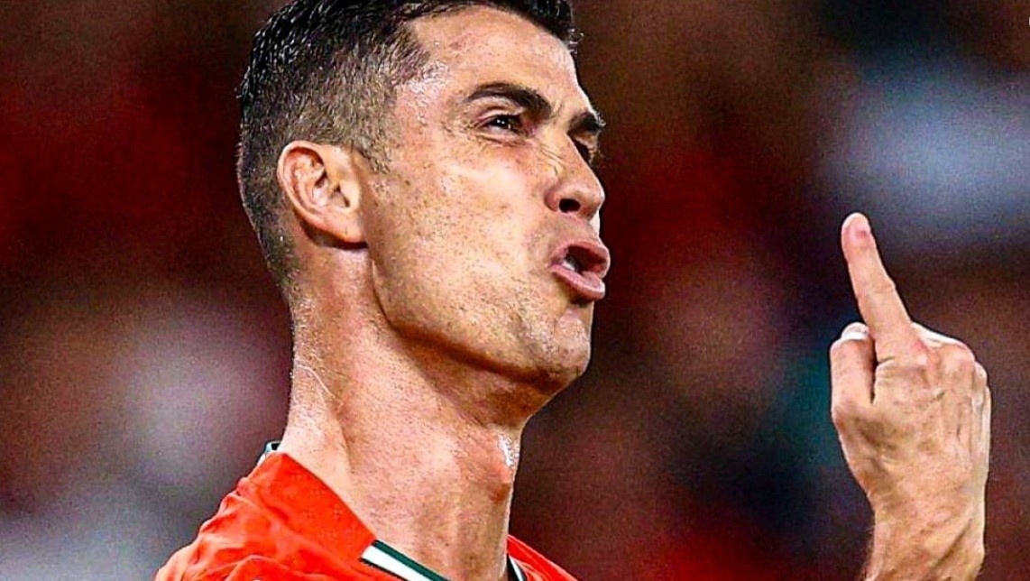 Cu da khien Ronaldo chet lang hinh anh