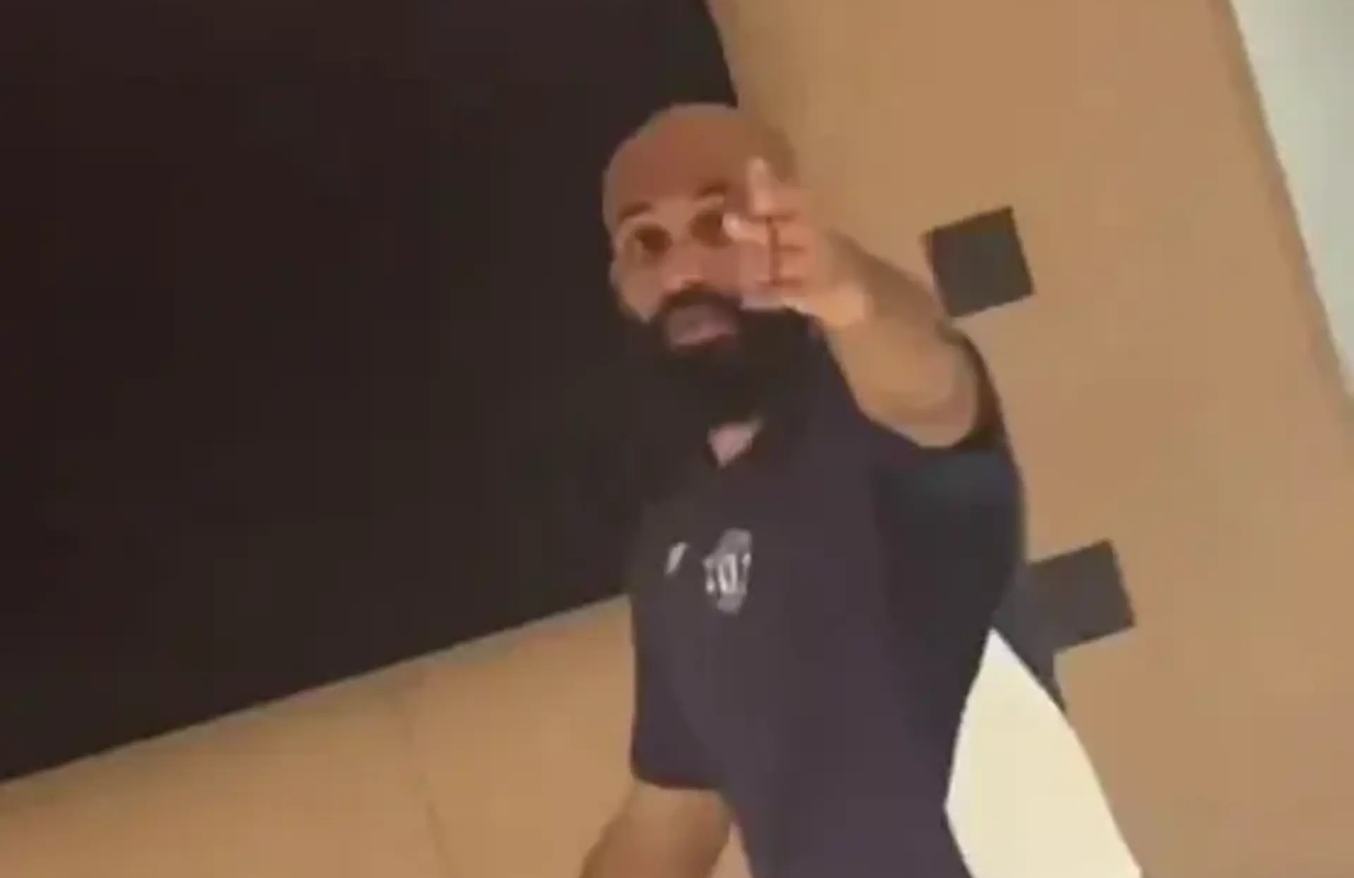 Mbeumo nhay nhot, ca hat gay bao mang hinh anh