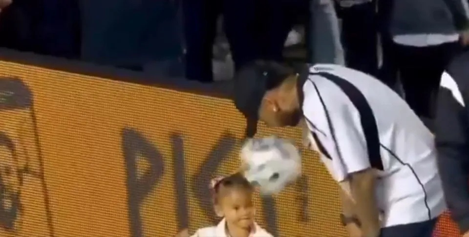 Con gai Neymar khoc nuc no khi bi bong dap trung dau hinh anh