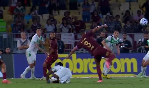 Thiago Silva moc bong ghi ban o phut 98 hinh anh