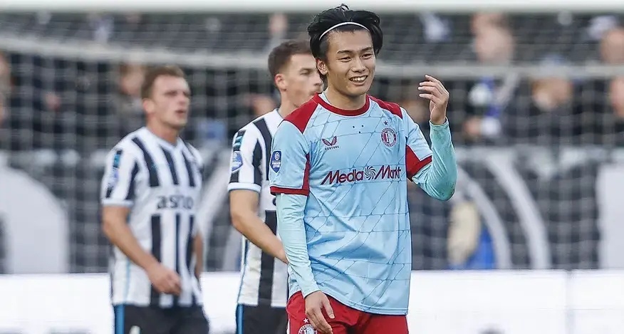 Tien dao Nhat Ban lam rung chuyen bong da Ha Lan hinh anh