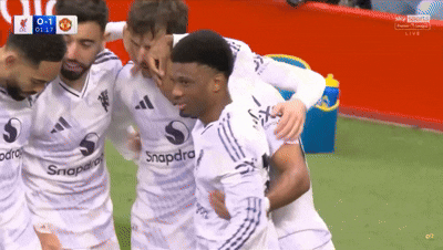 Casemiro &apos;tat&apos; dong doi anh 1