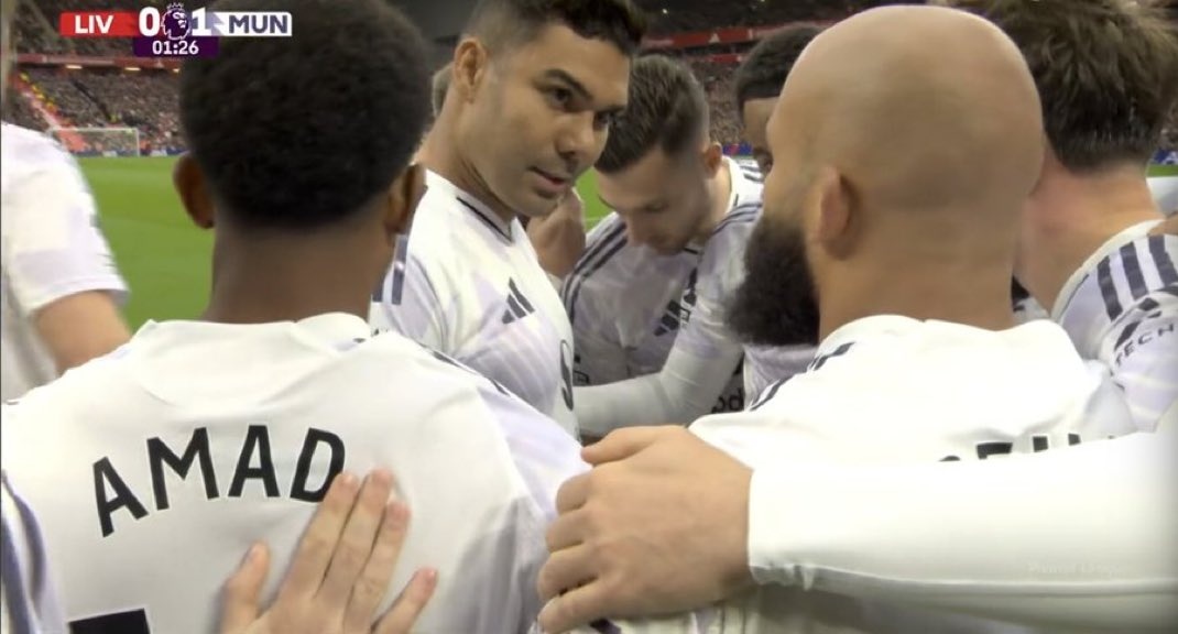 Casemiro lien tiep 'tat' dong doi hinh anh