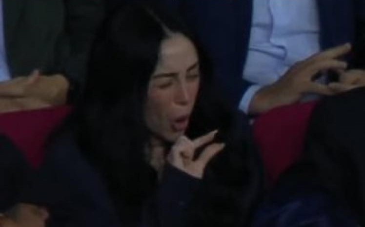 Bieu cam gay sot cua ban gai Yamal hinh anh