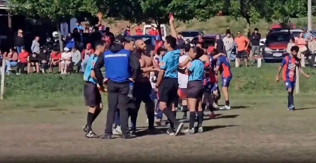 Cau thu o Uruguay danh trong tai gay rang hinh anh