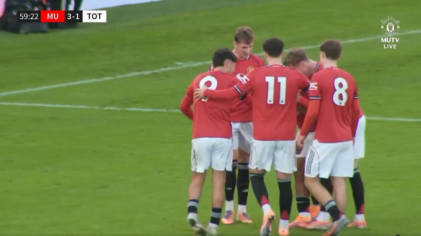 Tan binh MU solo ghi ban tu giua san hinh anh