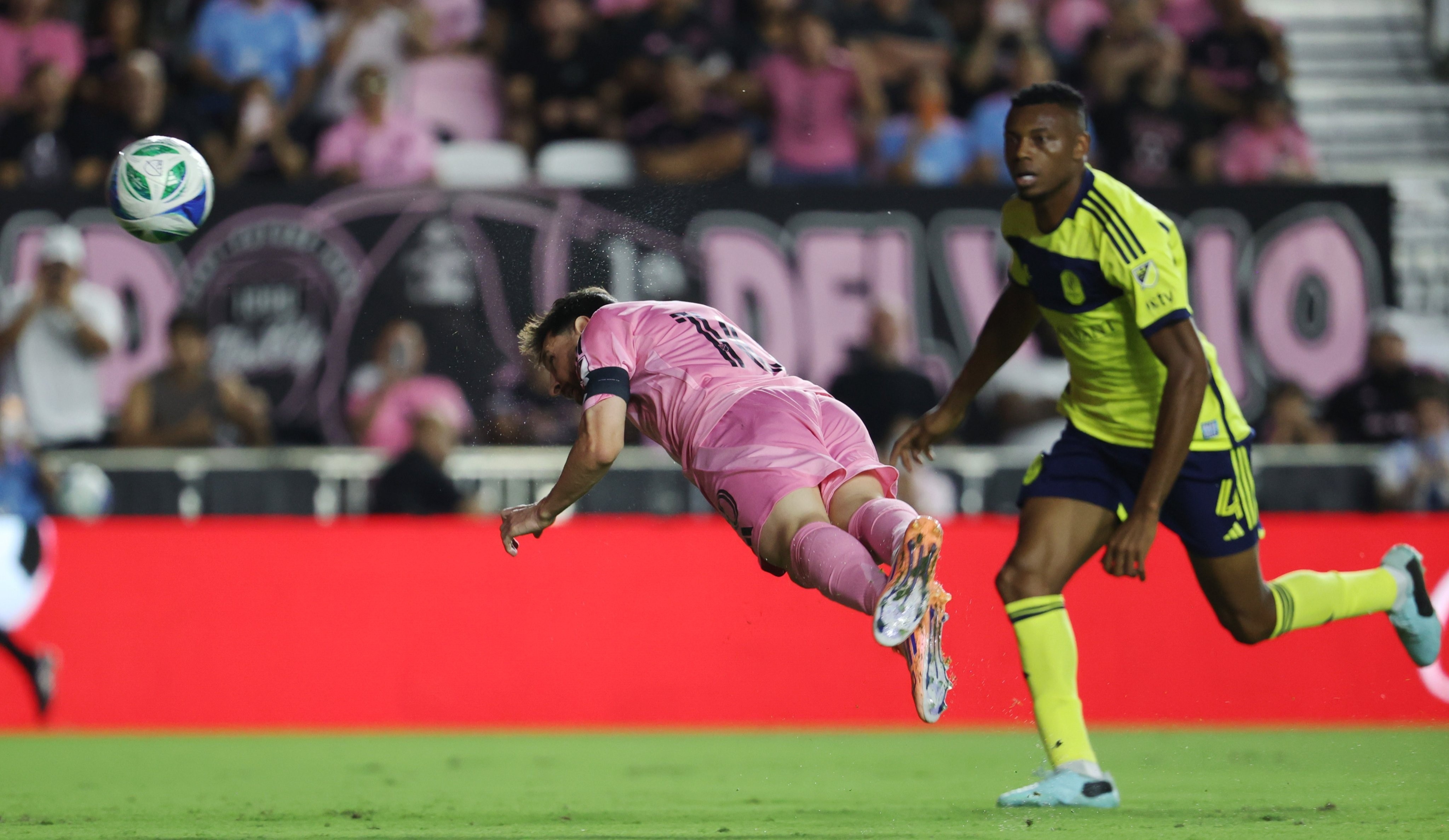 Messi danh dau ghi ban hinh anh