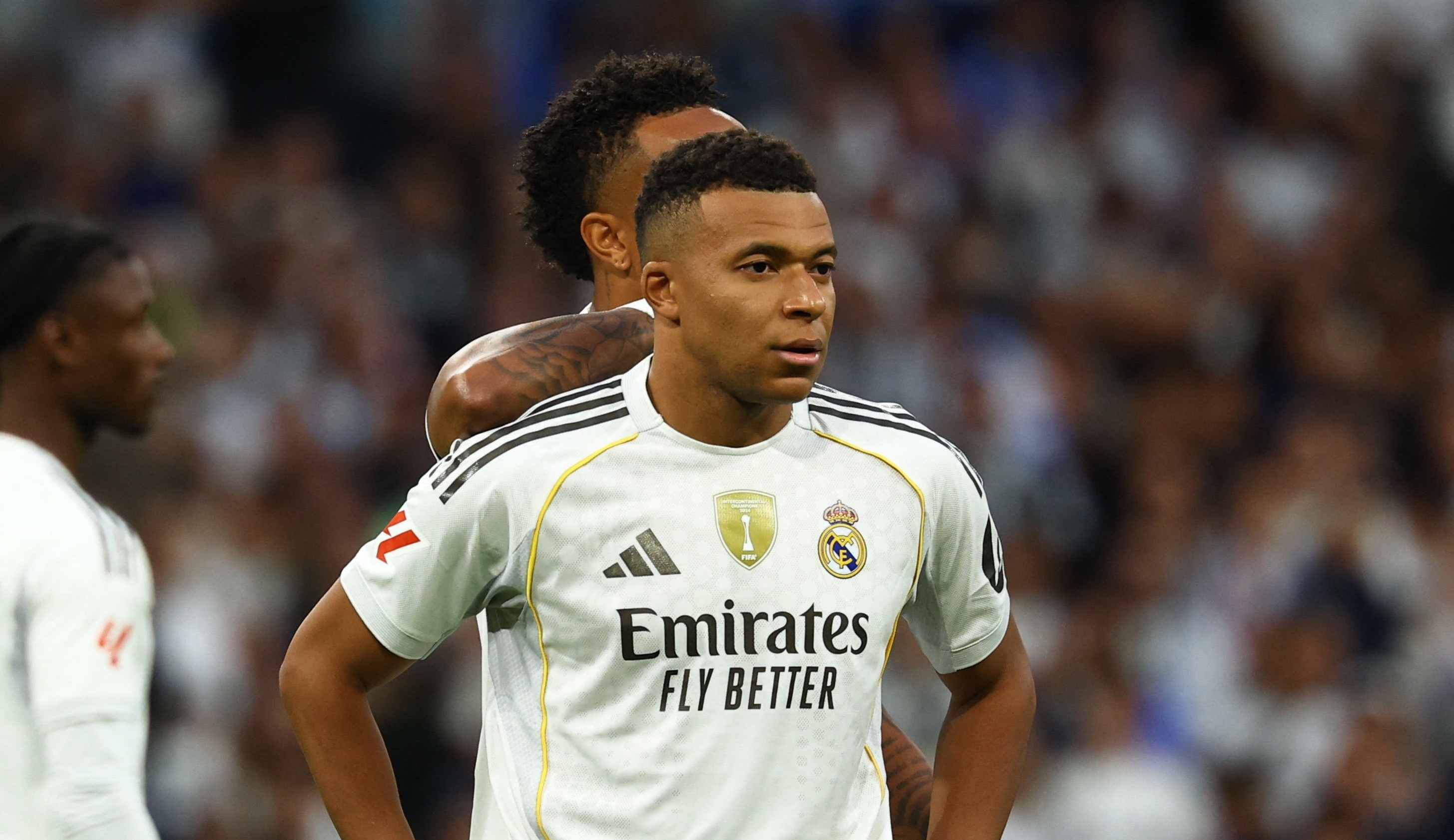 Vai centimet gay tranh cai o El Clasico hinh anh