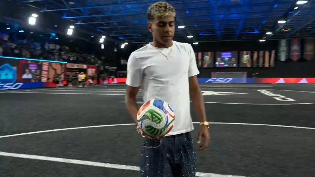 Yamal mac quan tut da bong hinh anh