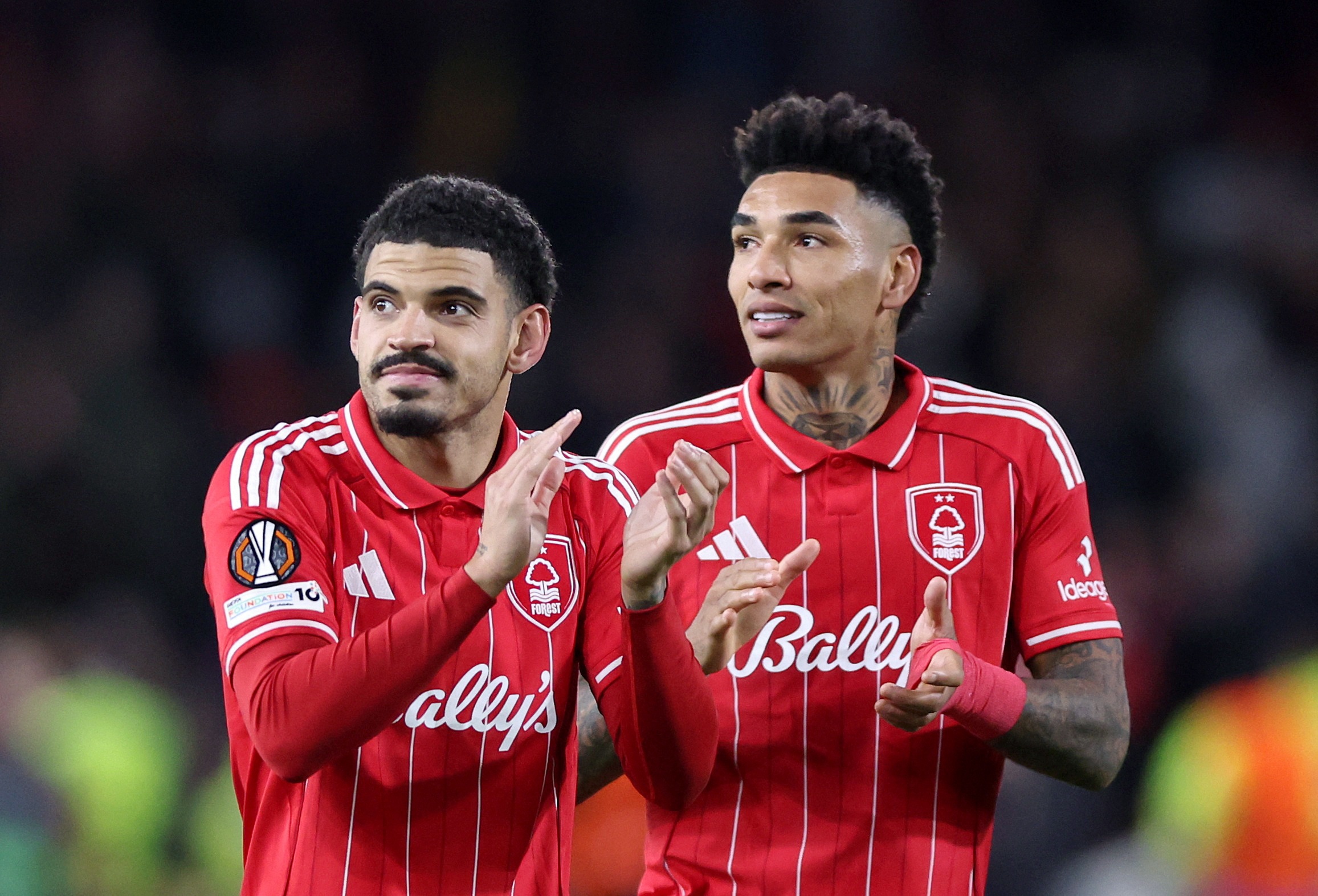 Doi thu ngo ngang truoc man 'lot xac' cua MU hinh anh