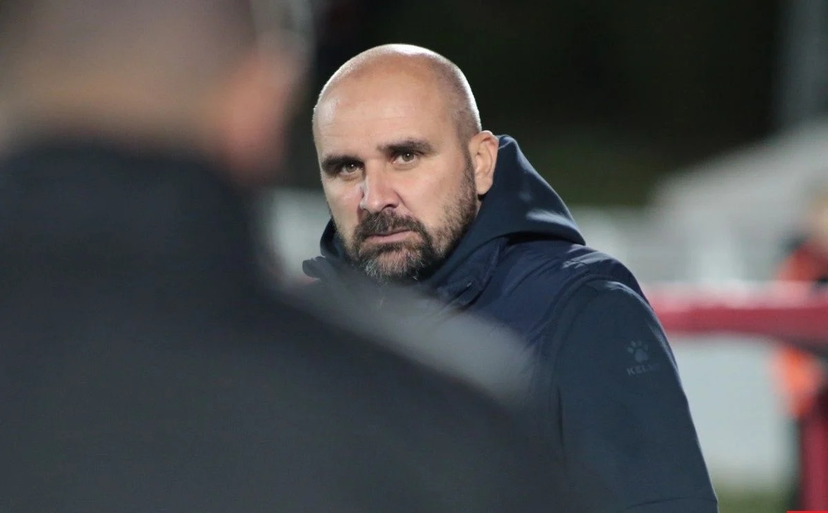 HLV 44 tuoi dot tu khi tran dau dang dien ra hinh anh