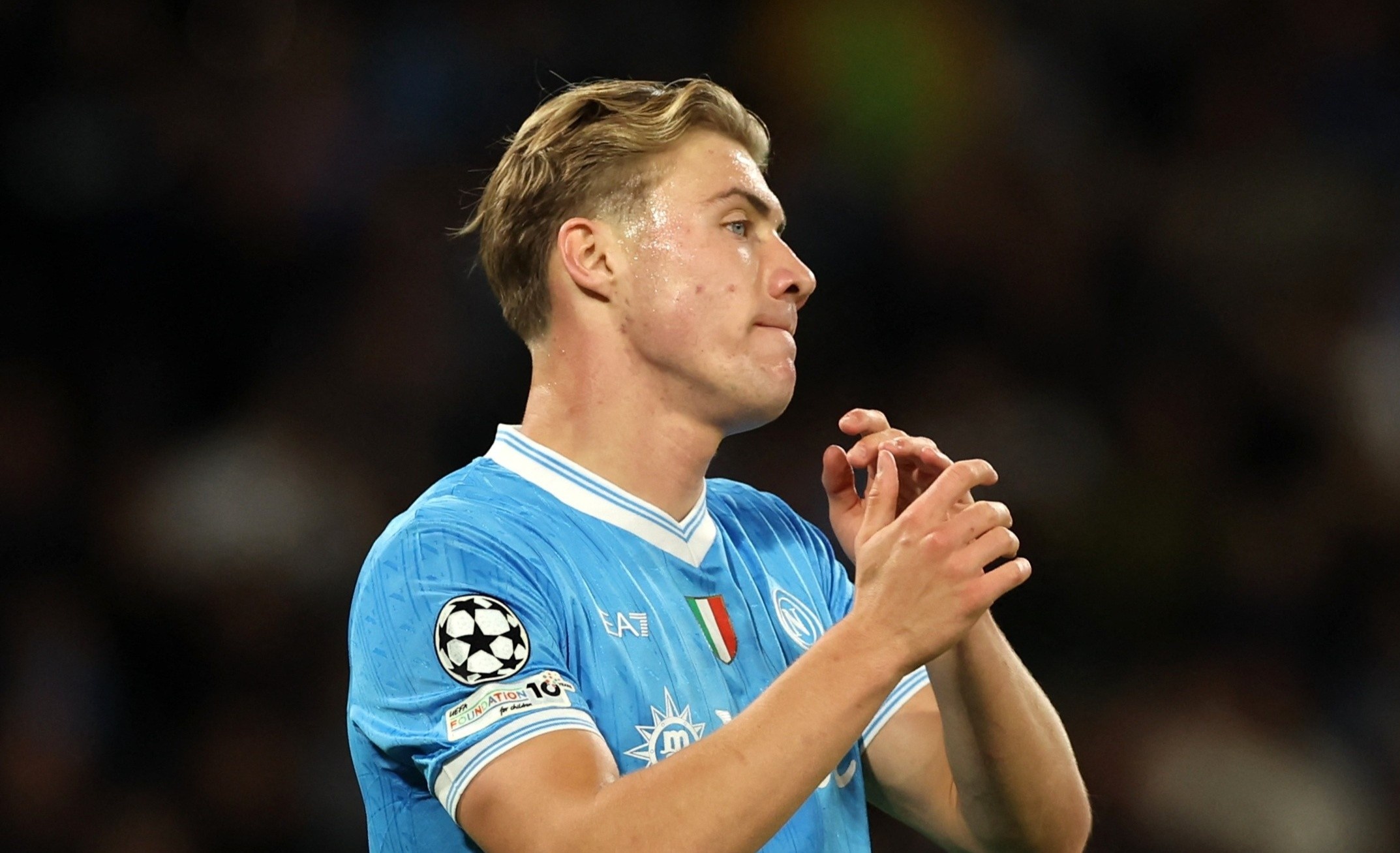 Hojlund dang chung lai hinh anh