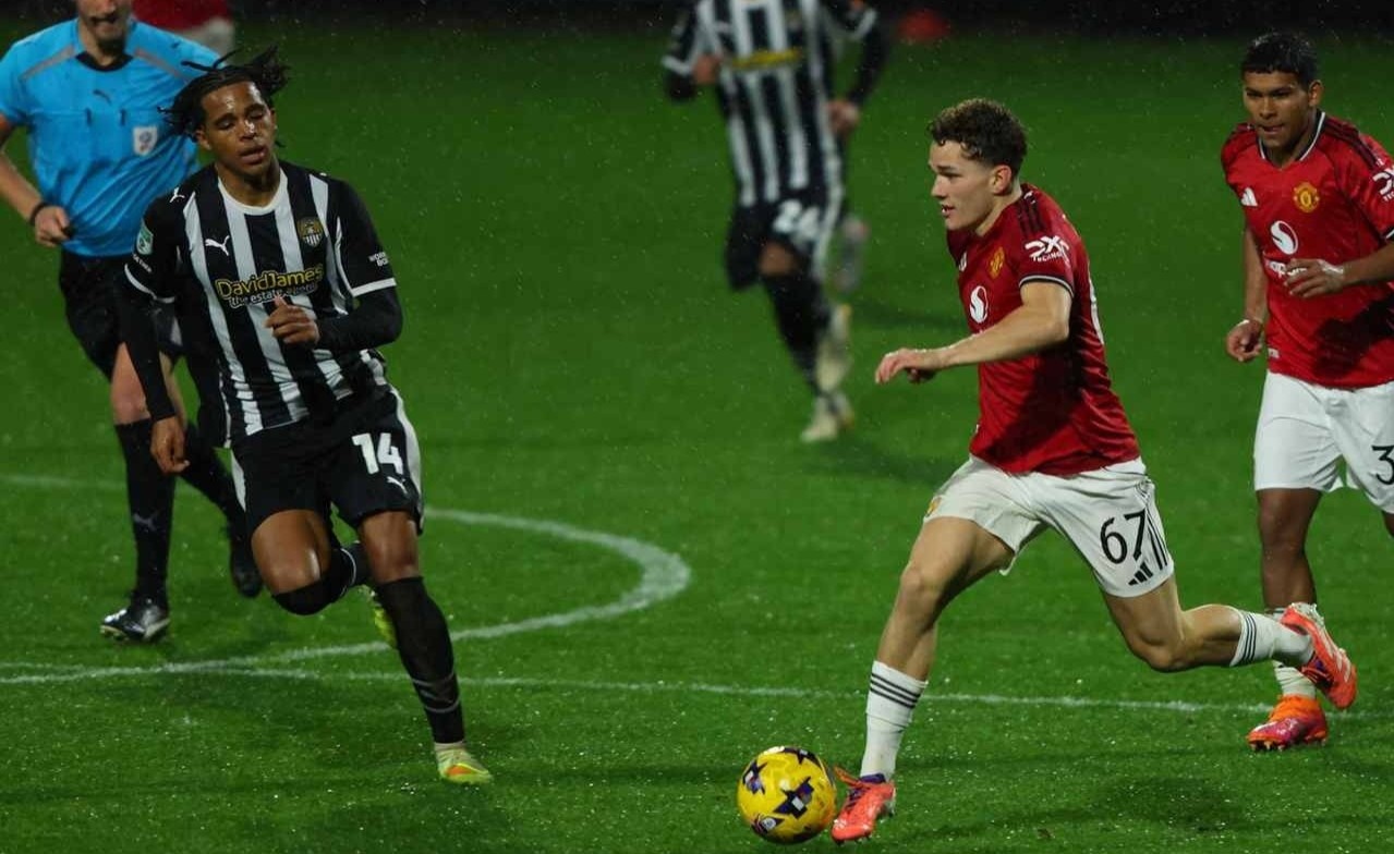 Cau thu tre MU solo ghi ban tu phan san nha hinh anh