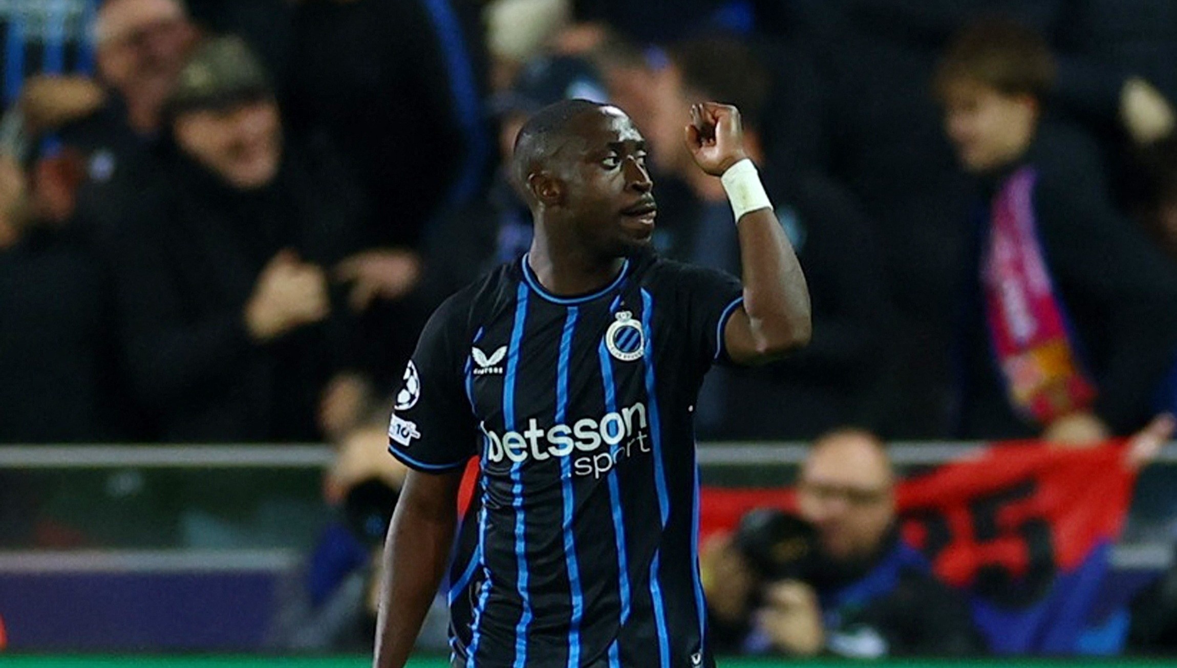 'Beckham moi' xuat hien trong tran cau dien ro cua Barcelona hinh anh