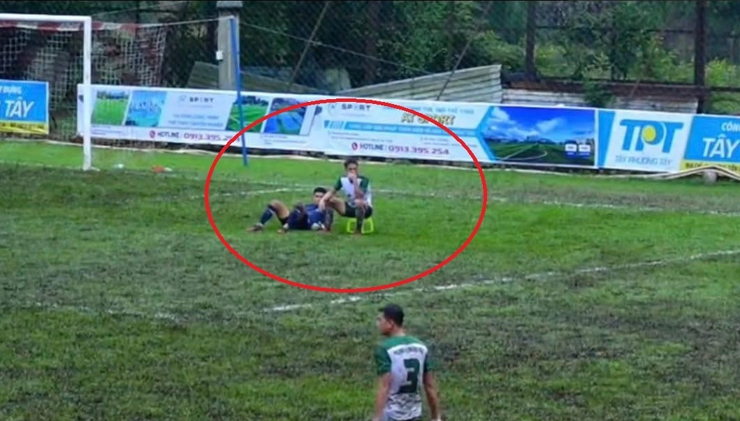 Cau thu mang ghe ra san ngoi o giai hang ba Quoc gia hinh anh