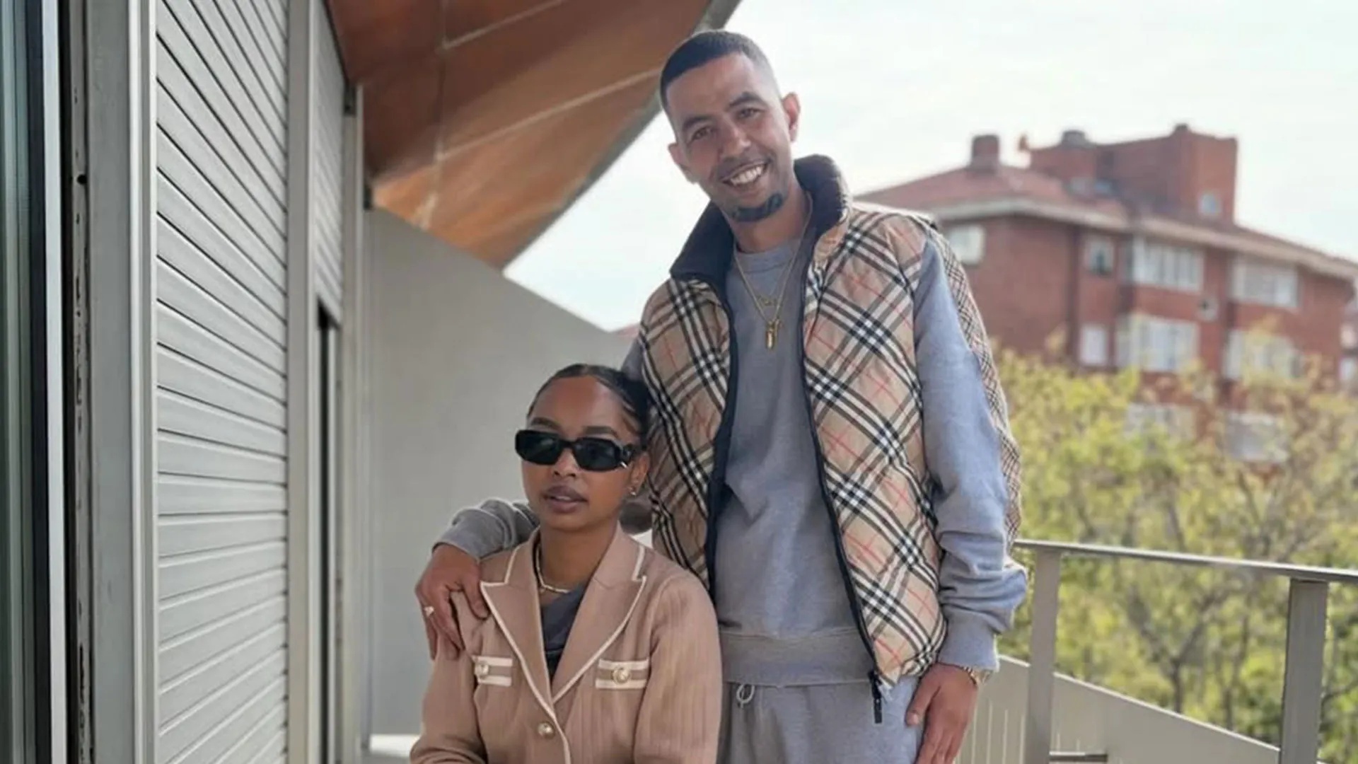 Cha Yamal dinh hon voi ban gai hon con trai 5 tuoi? hinh anh