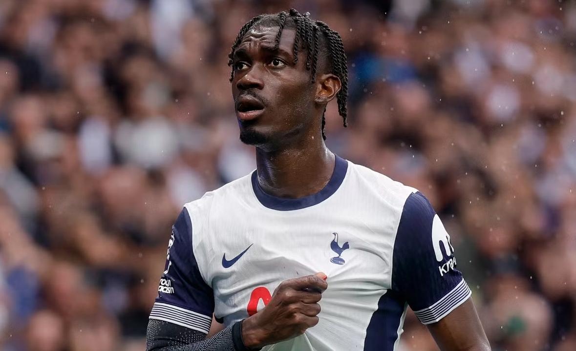 Cau thu Tottenham mat bon tien trong vu lua dao hinh anh