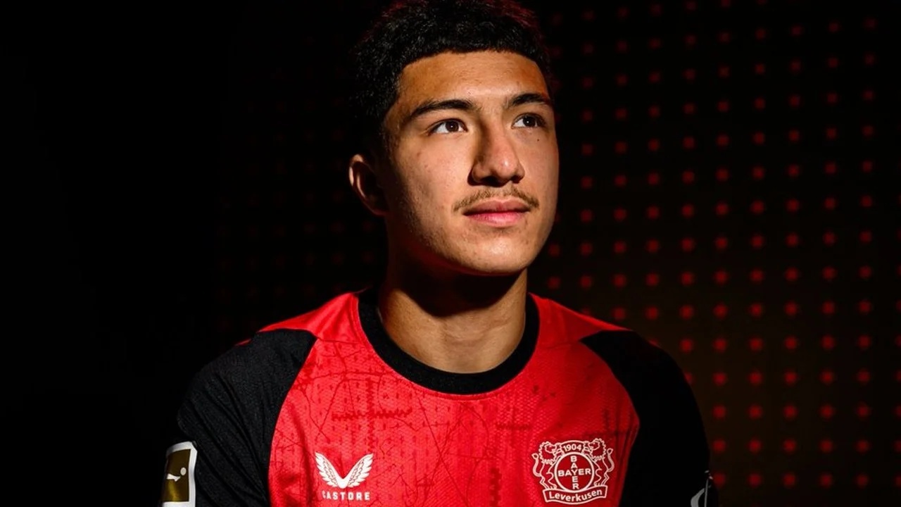 Tai nang goc Viet lap cu dup cho Leverkusen hinh anh