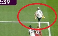 Tinh huong tranh cai o tran Tottenham hoa MU hinh anh