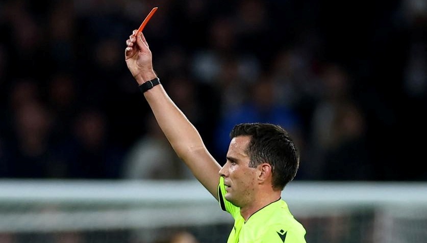 Cau thu bi the do vi di ve sinh ngay trong san hinh anh