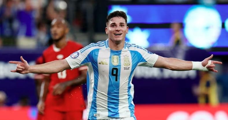 Tuyen Argentina gach ten Alvarez vi chua tiem vaccine hinh anh