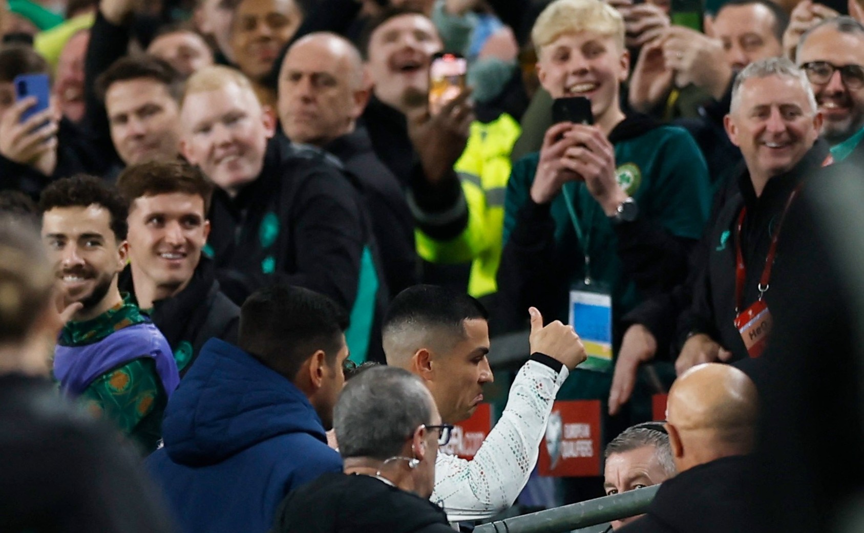 Loat bieu cam cua Ronaldo khi bi duoi hinh anh