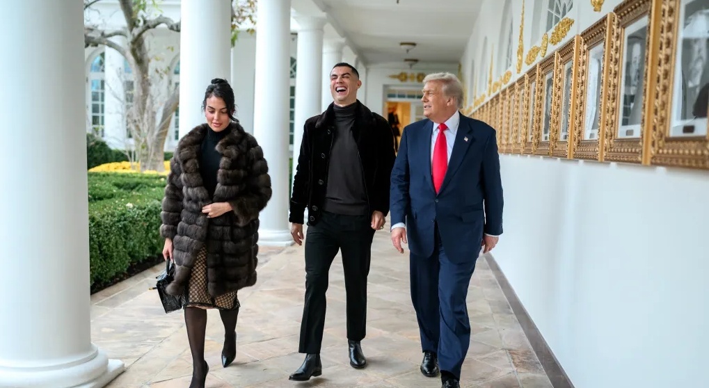 Khoanh khac Ronaldo buoc canh ong Trump hinh anh