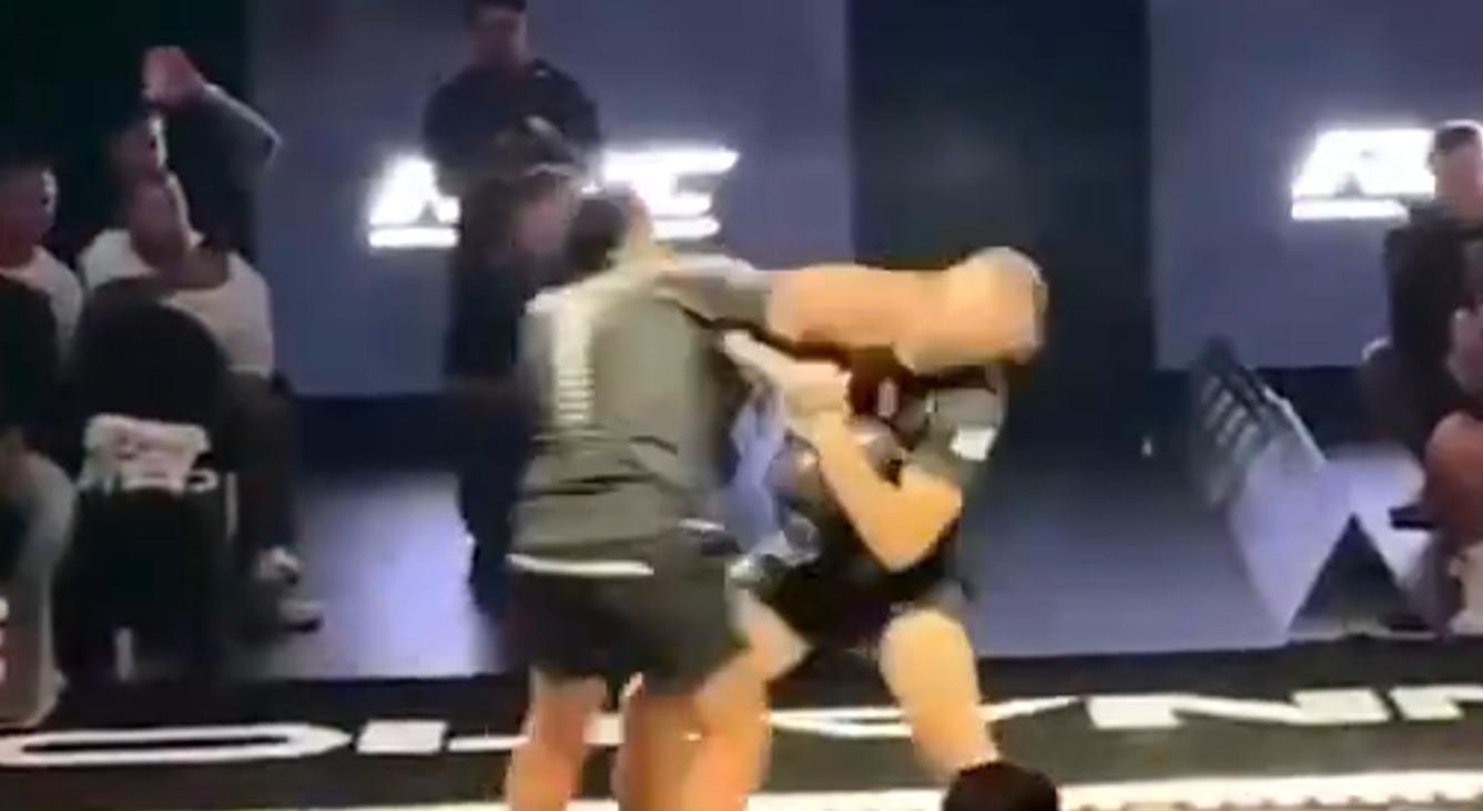 Hai VDV chay het toc luc roi dam vao nhau hinh anh