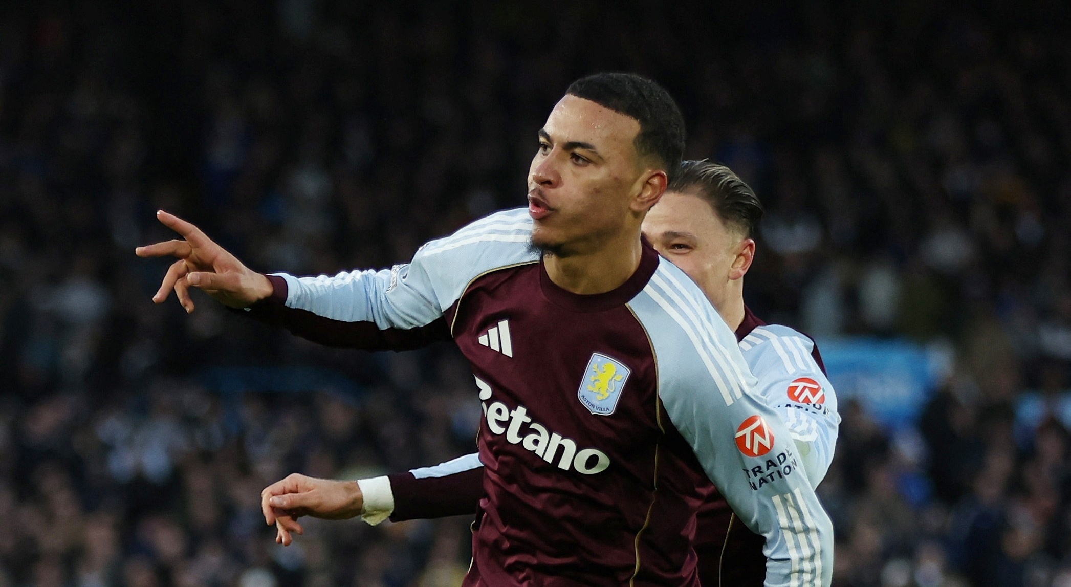 Tinh the dao nguoc voi Aston Villa hinh anh