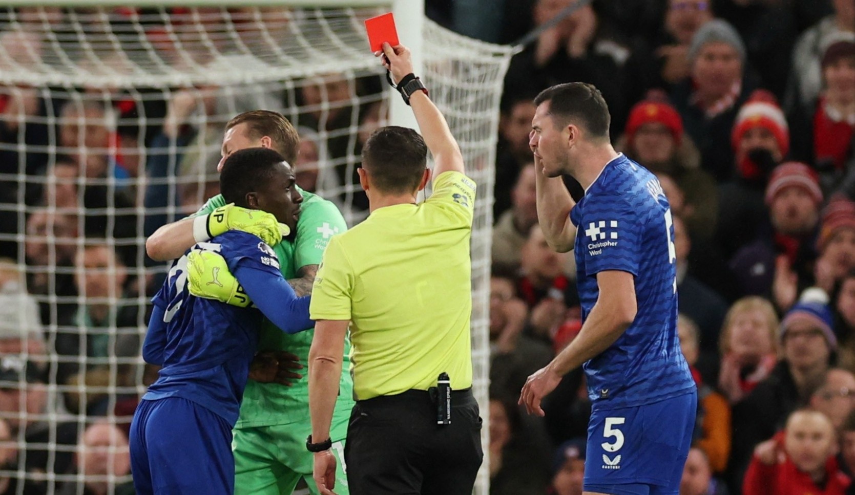 Chuyen gi that su xay ra khi Gueye tat dong doi hinh anh