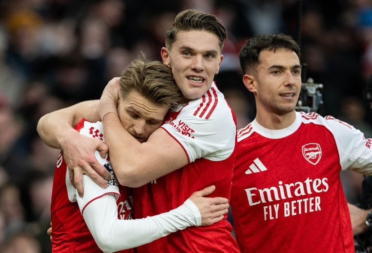 Arsenal chiem lai ngoi dau Premier League hinh anh