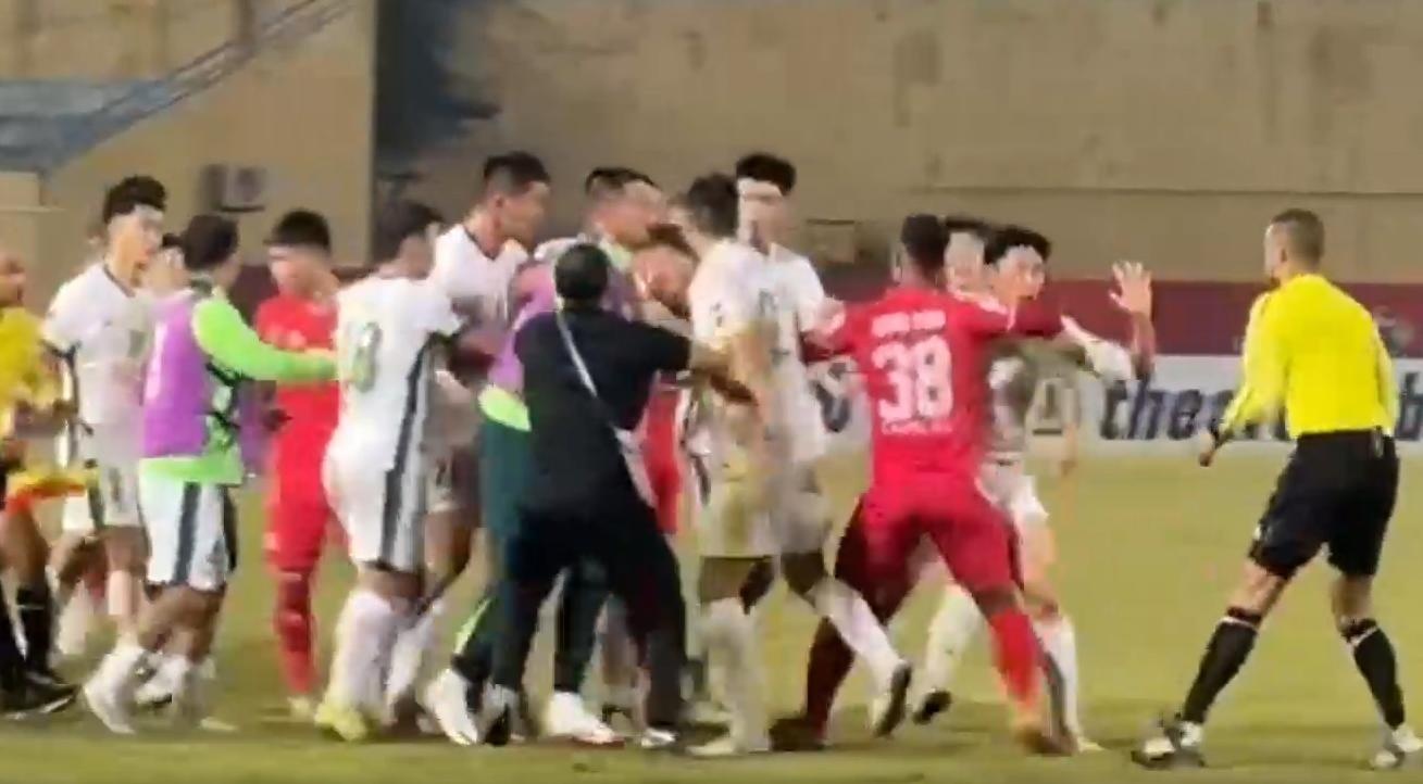 Au da lan hai giua cau thu CAHN voi Bac Kinh Quoc An hinh anh