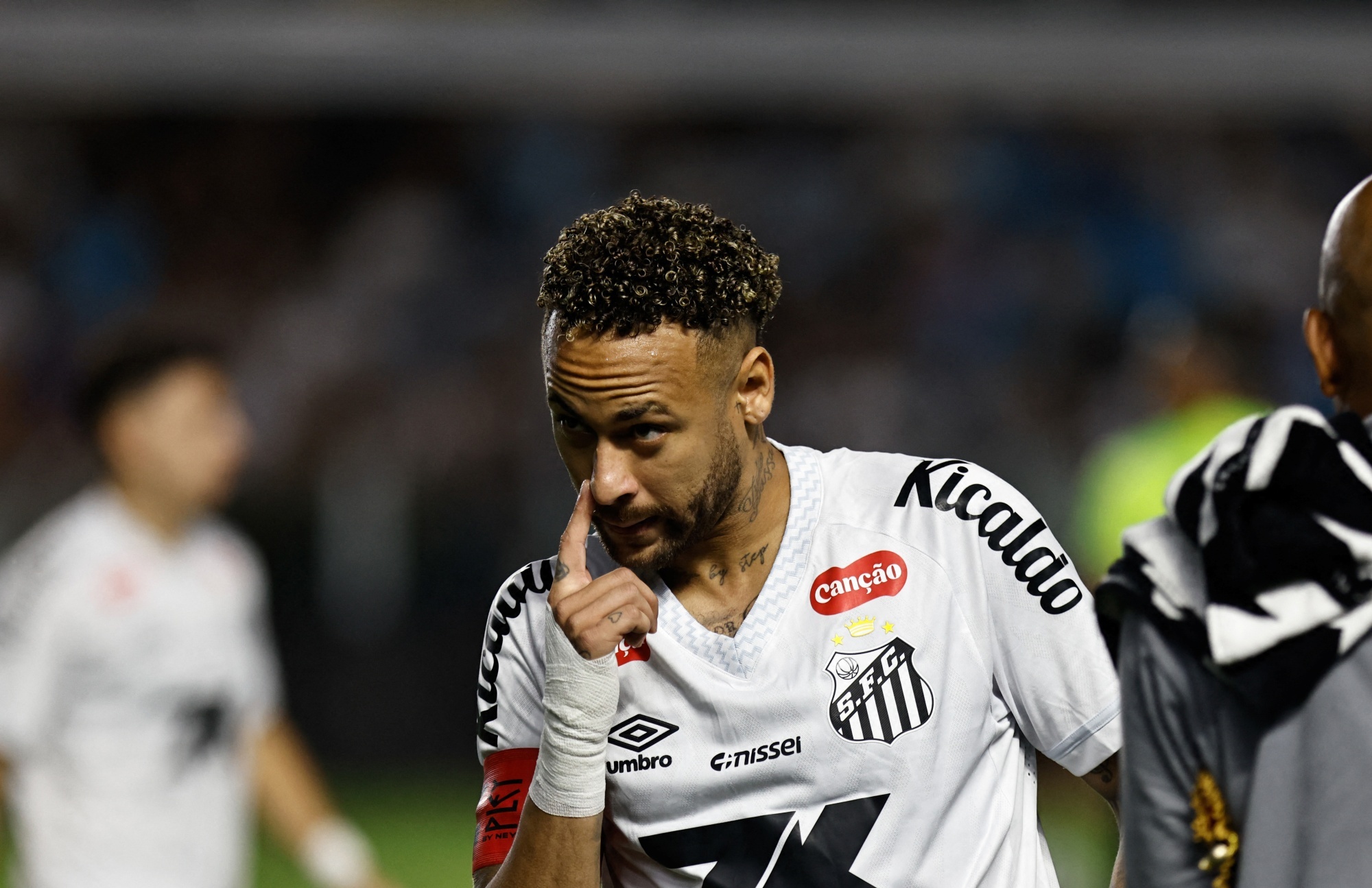 Neymar ghi ban bat chap chan thuong hinh anh