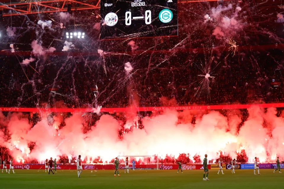 Canh tuong dien ro o bong da Ha Lan hinh anh