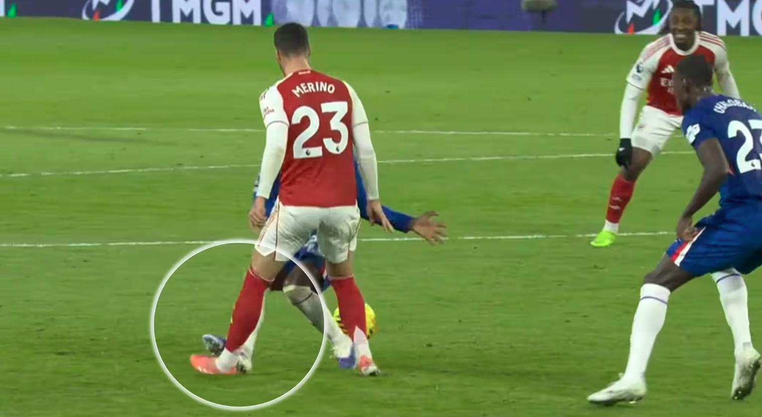 Pha dap bong kinh hoang cua cau thu Chelsea hinh anh