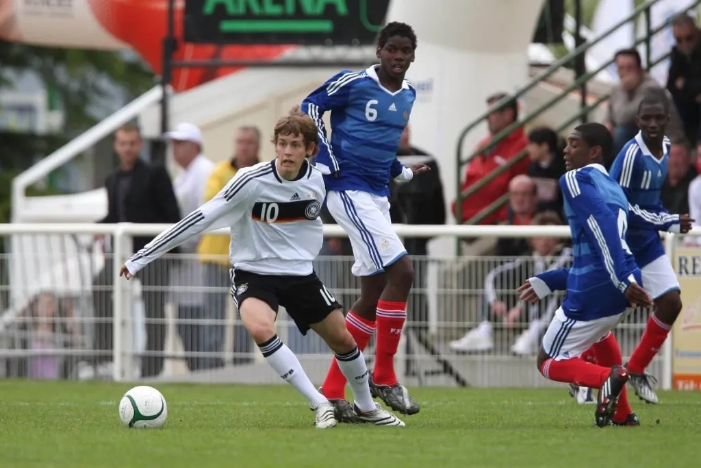 Buc anh 16 nam truoc cua Pogba gay sot hinh anh