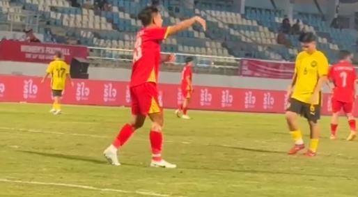 Bich Thuy 'dien' lai canh thu mon Malaysia bi dau hinh anh