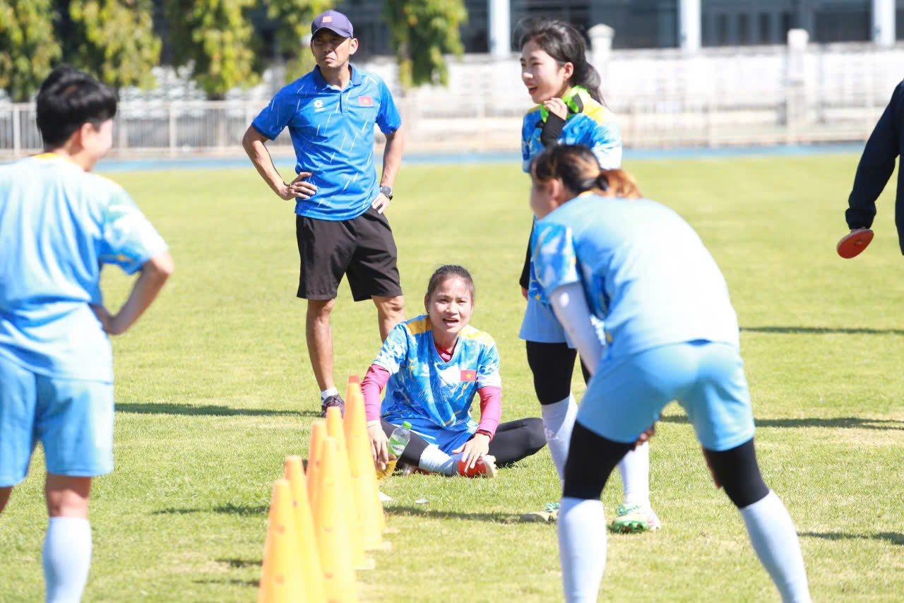 Cau thu lap hat-trick cho tuyen nu Viet Nam phai han che van dong hinh anh