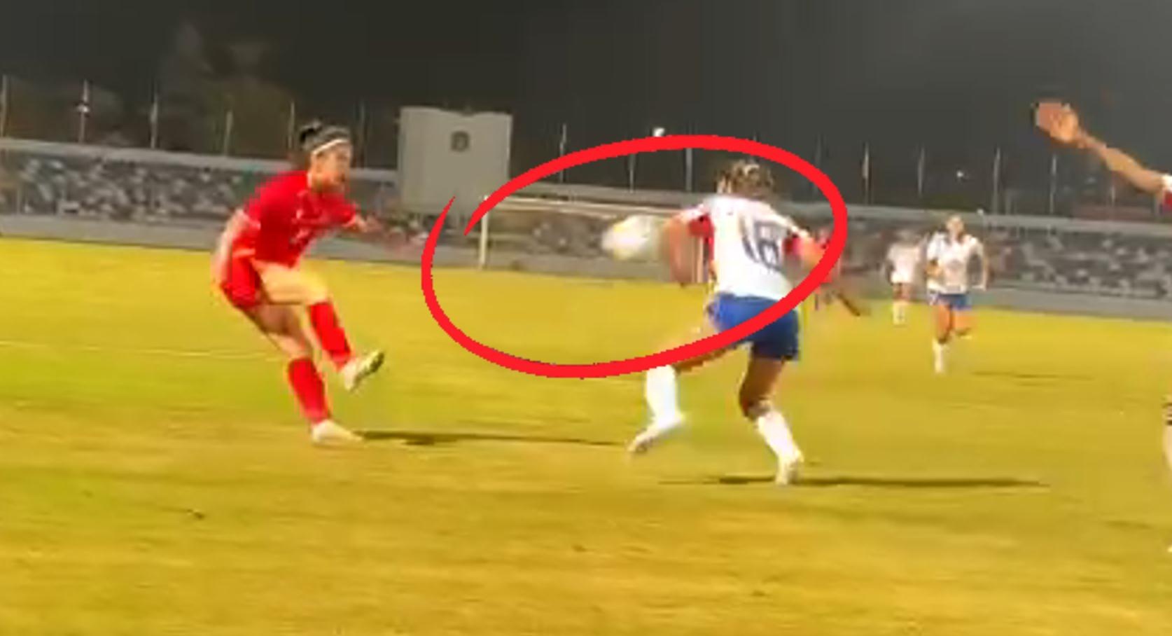 Bong cham tay Philippines, tuyen Viet Nam van khong co penalty hinh anh