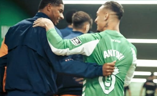 Buc anh Antony om Rashford gay sot hinh anh