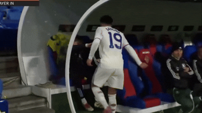 Sancho tỏ thái độ, đập tay vào ghế