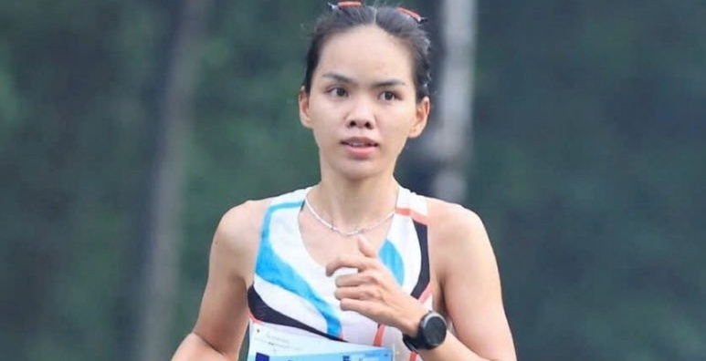 Hai nu VDV marathon Viet Nam phai cap cuu do kiet suc o SEA Games 33 hinh anh